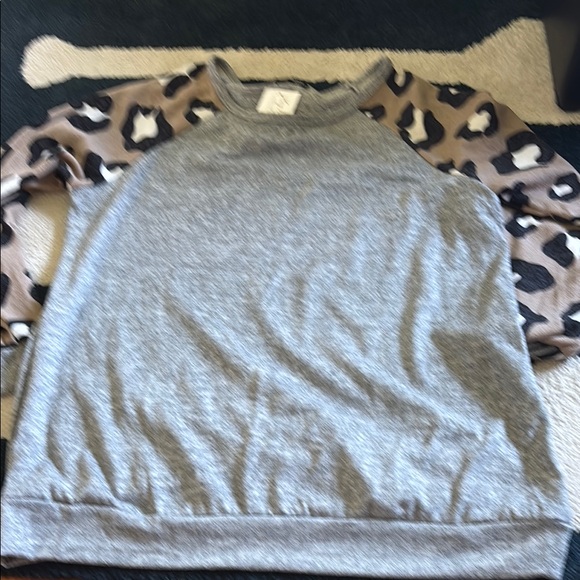 HEIMISH USA Gray Blouse with Leopard Print Sleeves - Picture 1 of 1